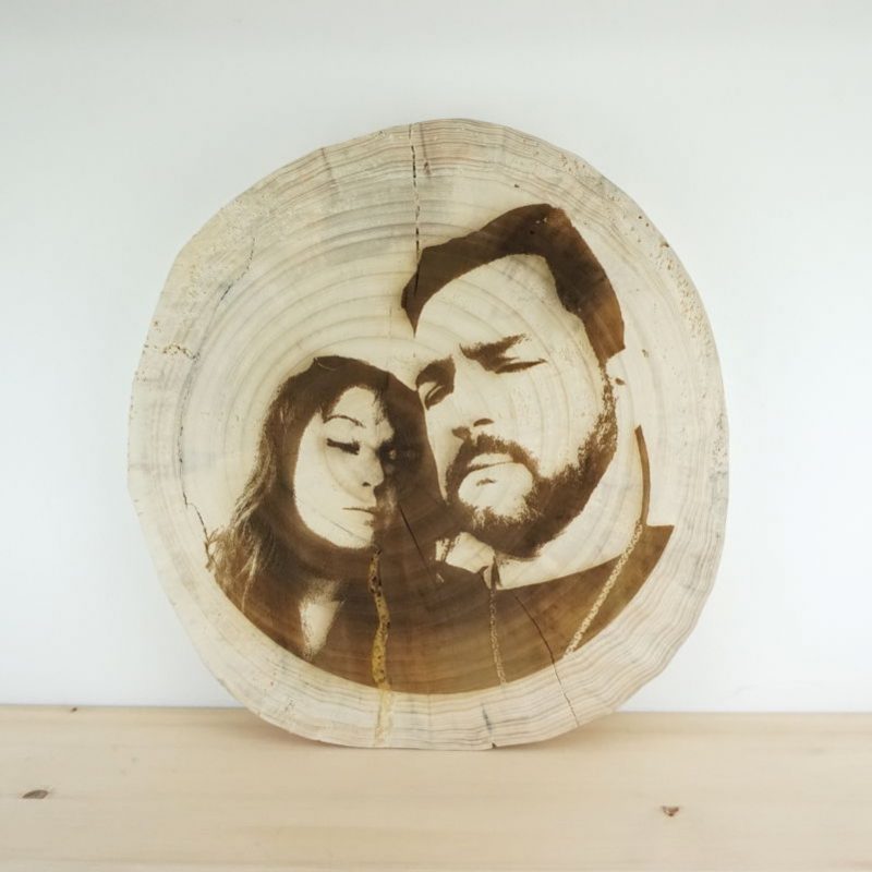 Retrato Emma y Luis grabado en tronco